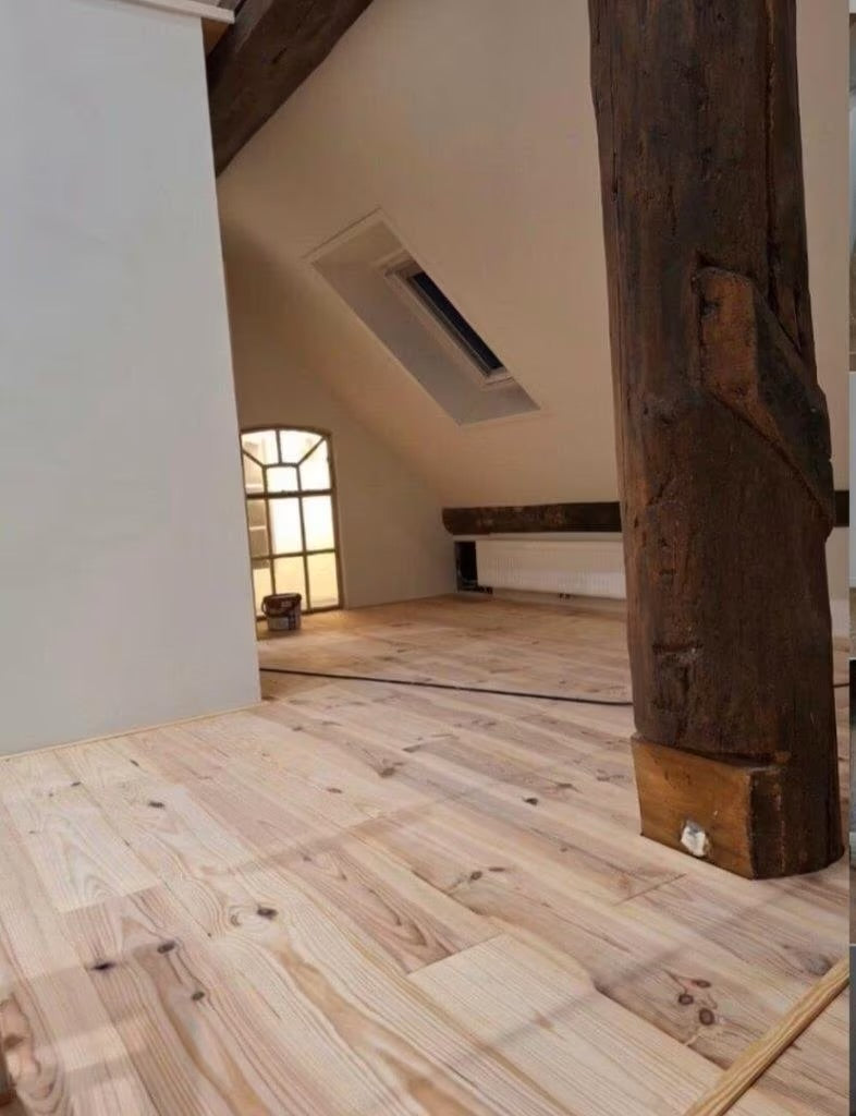 Reclaimed pine wood flooring